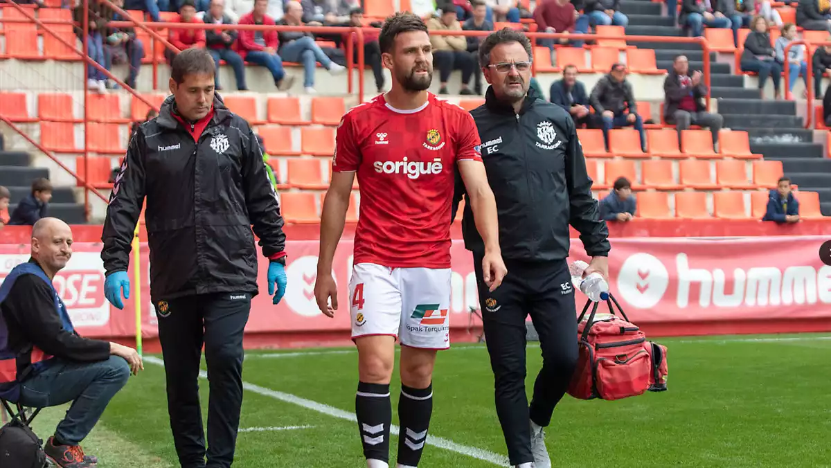 David Goldar marxant lesionat del Nàstic-Lleida