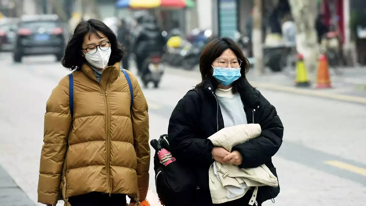 Dues ciutadanes xineses amb mascaretes per evitar el contagi del coronavirus