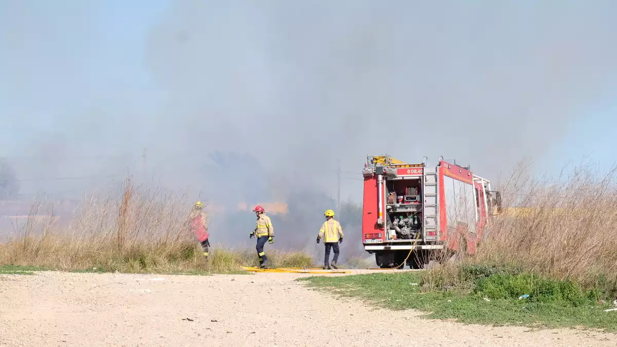 Imatge dels Bombers, treballant en un incendi a Vila-seca