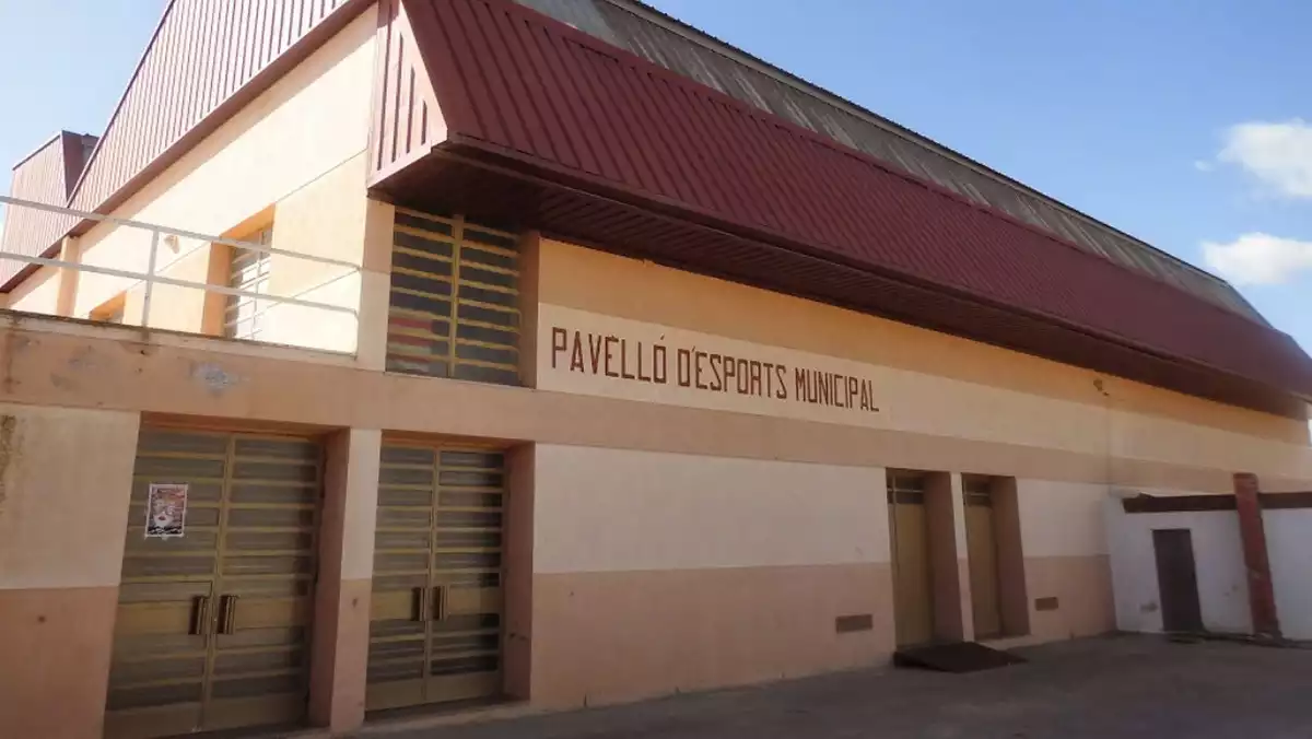 Imatge de l'exterior del Pavelló situat al costat del camp de futbol on juga l'Atlètic Mora La Nova