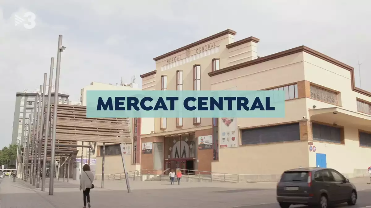 Imatge de la façana exterior del Mercat Central de Reus amb el cartell del programa