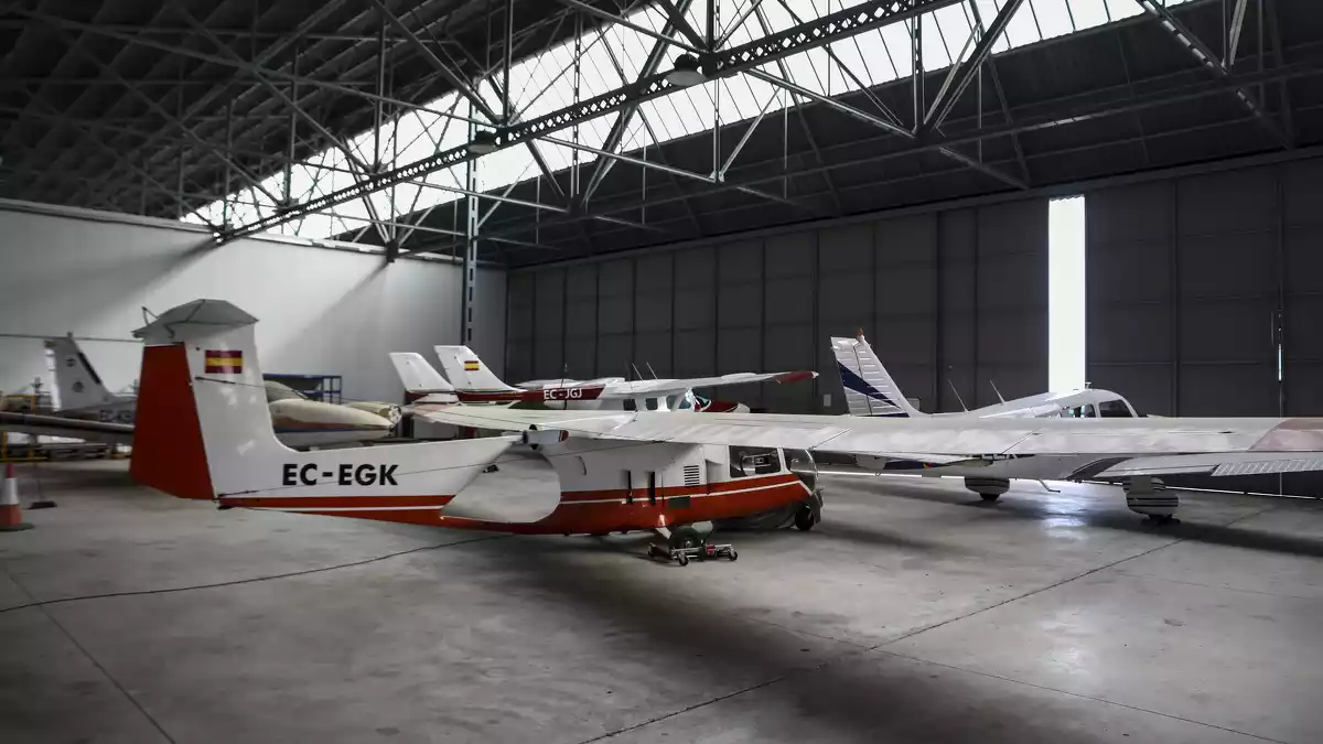 Imatge d'un dels hangars de l'Aeroclub de Reus, amb diversos avions hangarats