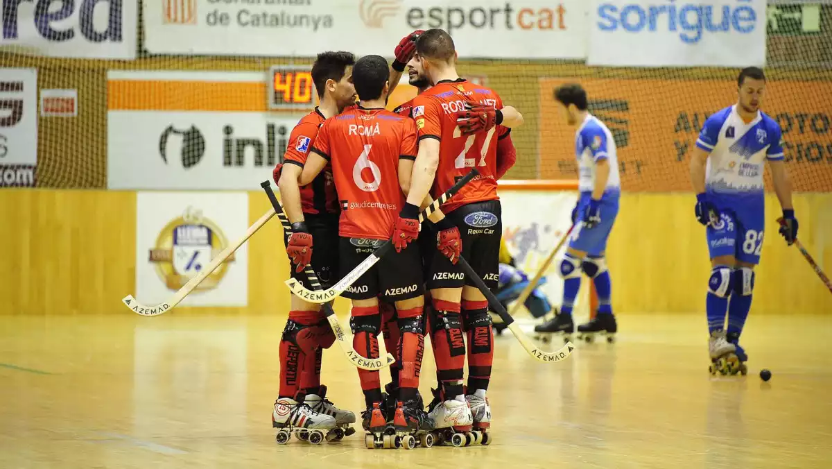 Pinya dels jugadors del Reus després de marcar a Lleida