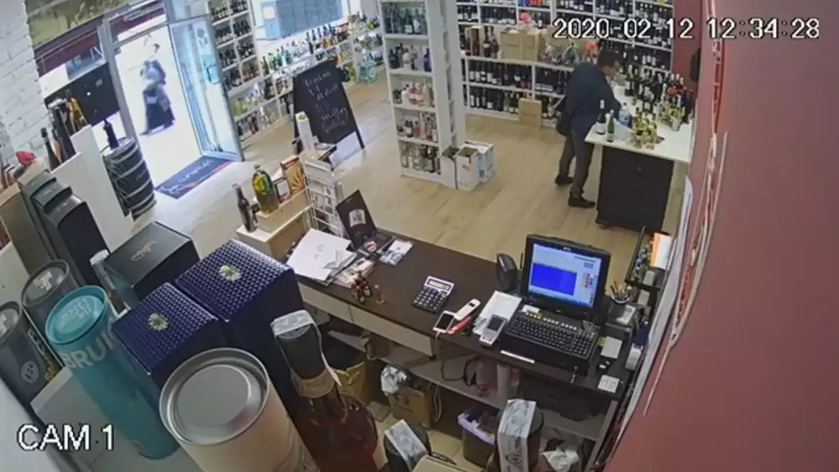 La càmera de seguretat capta l'individu robant un mòbil a la botiga 'Vinalium' de Tarragona
