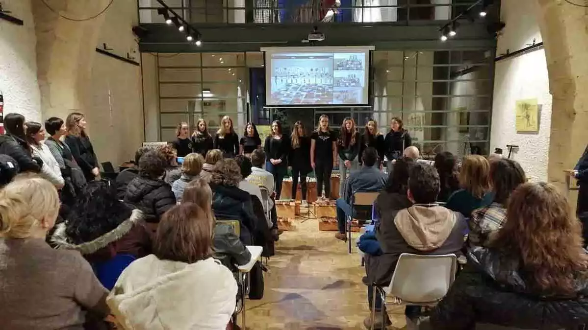 Imatge de la inauguració de l'exposició dels 50 anys de l'Escola Puigcerver de Reus