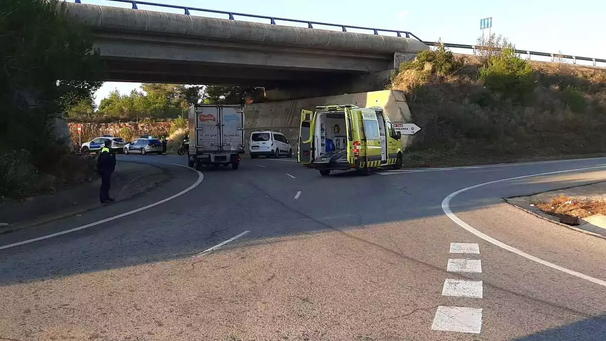 Imatge del SEM en un accident a la T-210, a Torredembarra