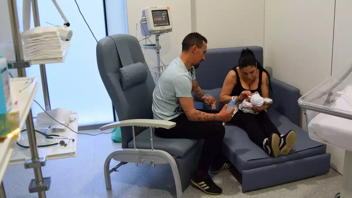 Imatge d'una parella a la Unitat Neonatal de l'Hospital Sant Joan de Reus