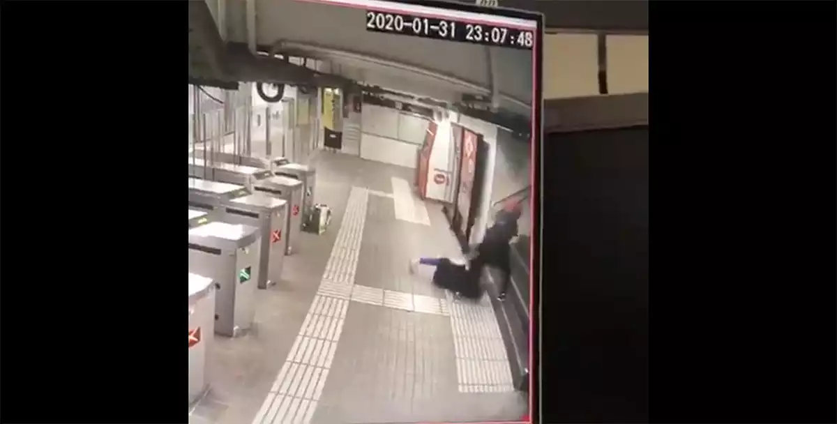 Imatge de la càmara de seguretat al metro de Barcelona.