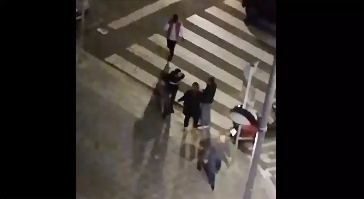 Captura d'imatge del vídeo on es veu una baralla a Tarragona.