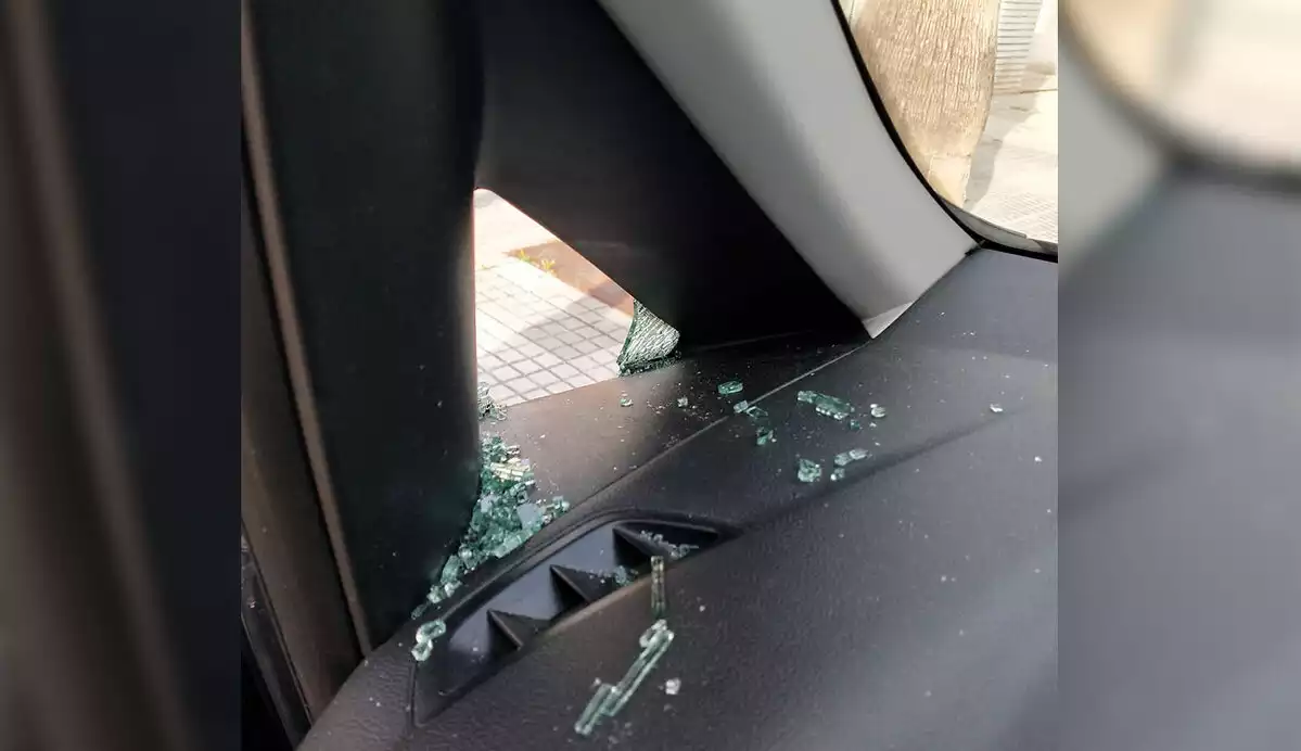 El vidre d'un vehicle trencat al carrer de les Sínies d'Altafulla