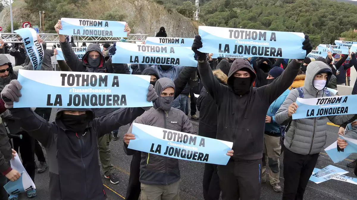 Manifestants a la Jonquera amb cartells de 'Tothom a la Jonquera'