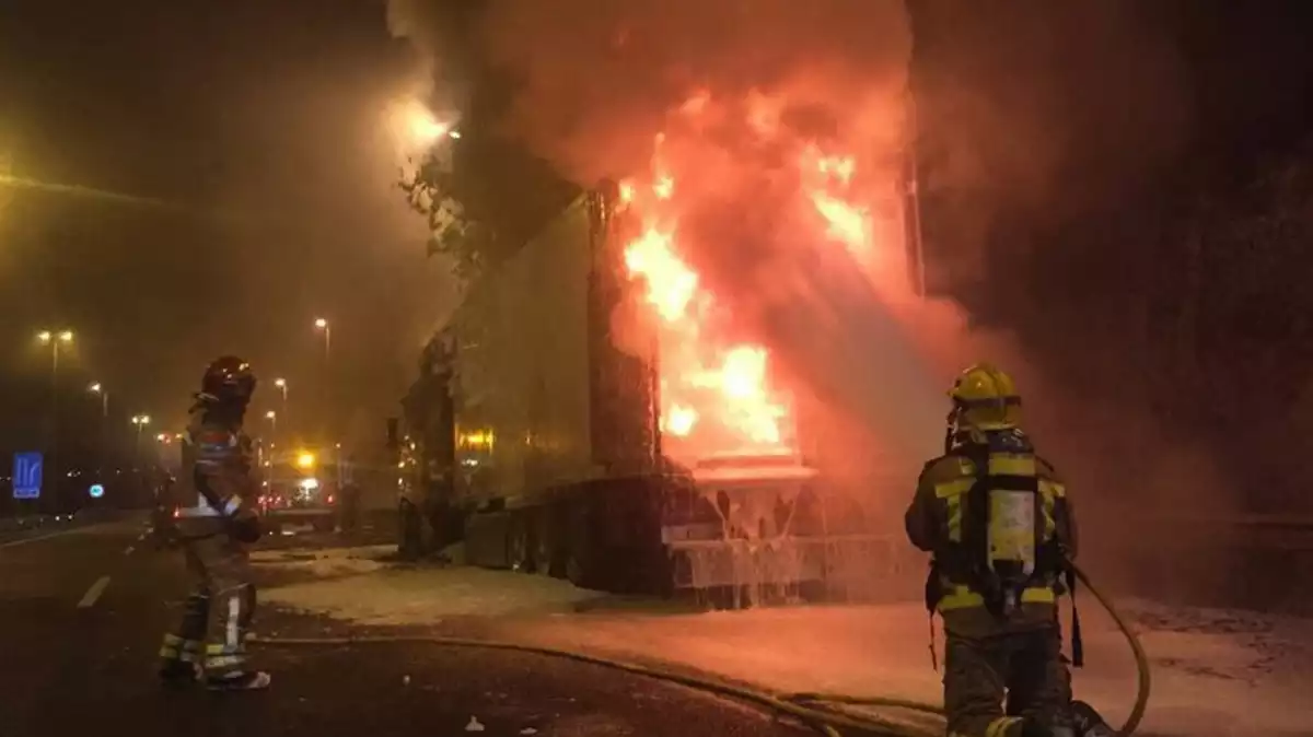 Imatge d'arxiu dels Bombers apagant les flames d'un camió cremant-se