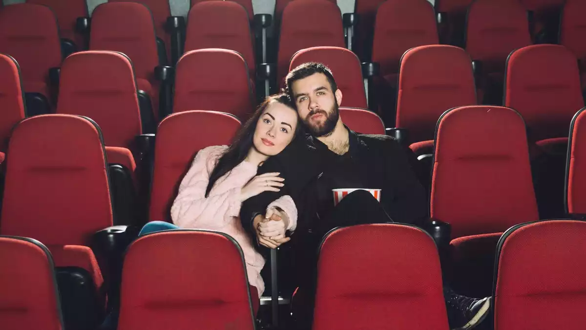Imatge d'arxiu d'una parella en un cinema