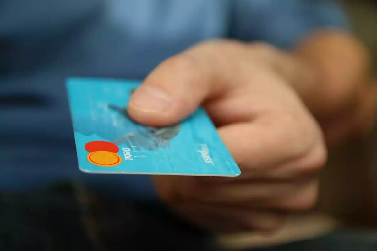 Imatge d'arxiu d'una persona pagant amb targeta de crèdit
