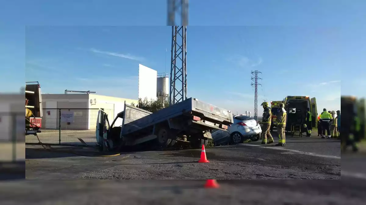 Imatge d'un accident entre un camió i un turisme, a l'Aldea