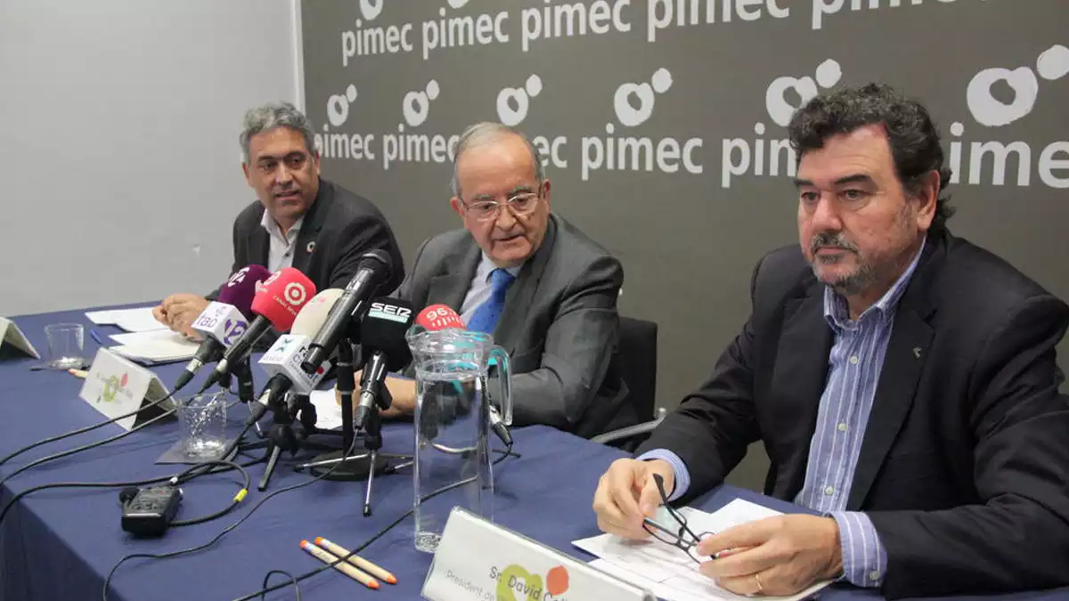 Pla mitjà dels dirigents de Pimec en la presentació del pacte nacional d'acció al món rural, amb el president Josep González, al centre