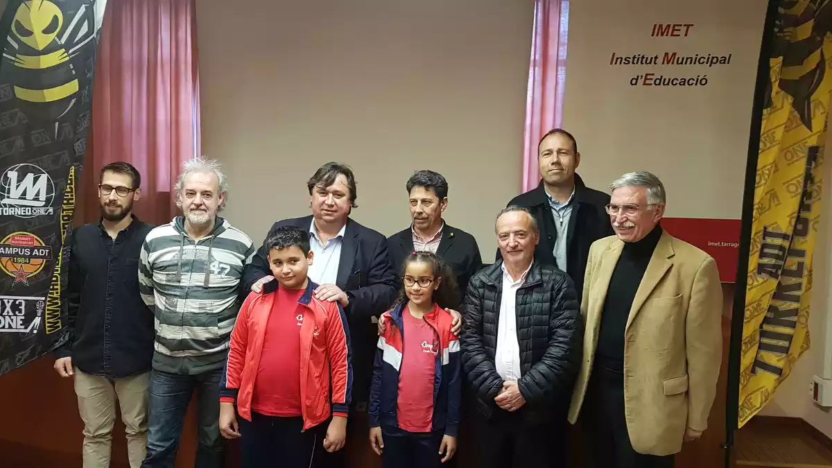 Representants de l'ADT, l'Ajuntament de Tarragona, la Federació Catalana de Bàsquet i dos dels jugadors després de la roda de premsa