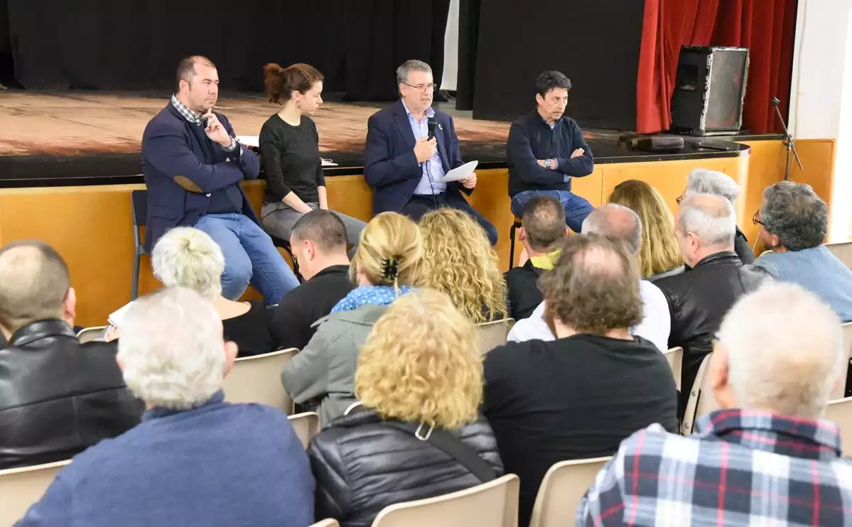 Reunió del govern municipal de Tarragona amb veïns al Centre Cívic de Torreforta