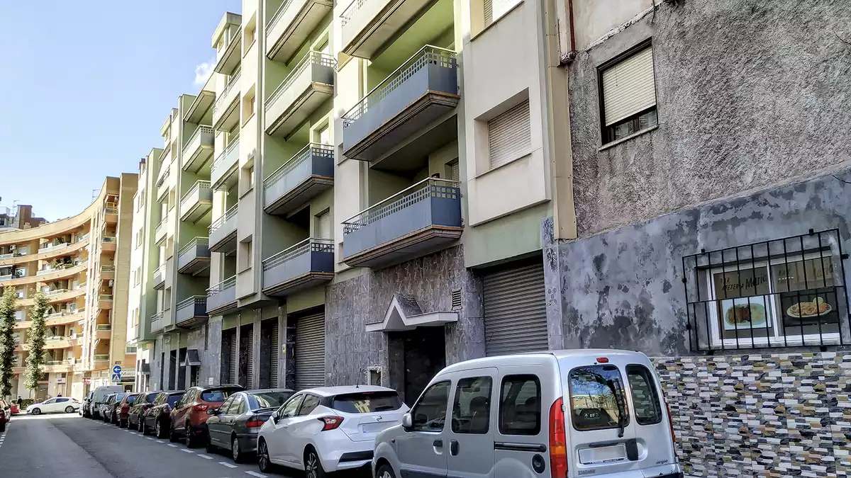 Imatge del carrer de Joan Coromines de Reus, amb els pisos en qüestió a mà dreta