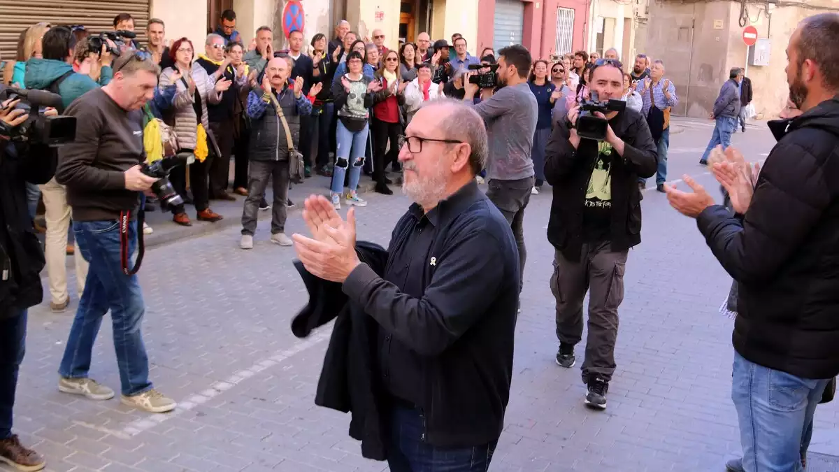 Pla americà de l'alcalde de Roquetes, Paco Gas, al centre de la imatge, sortint del jutjat de Tortosa i rebut amb aplaudiments per desenes de persones que han mostrat l'escalf als investigats per l'1-O al municipi. Imatge del 25 de març del 2019