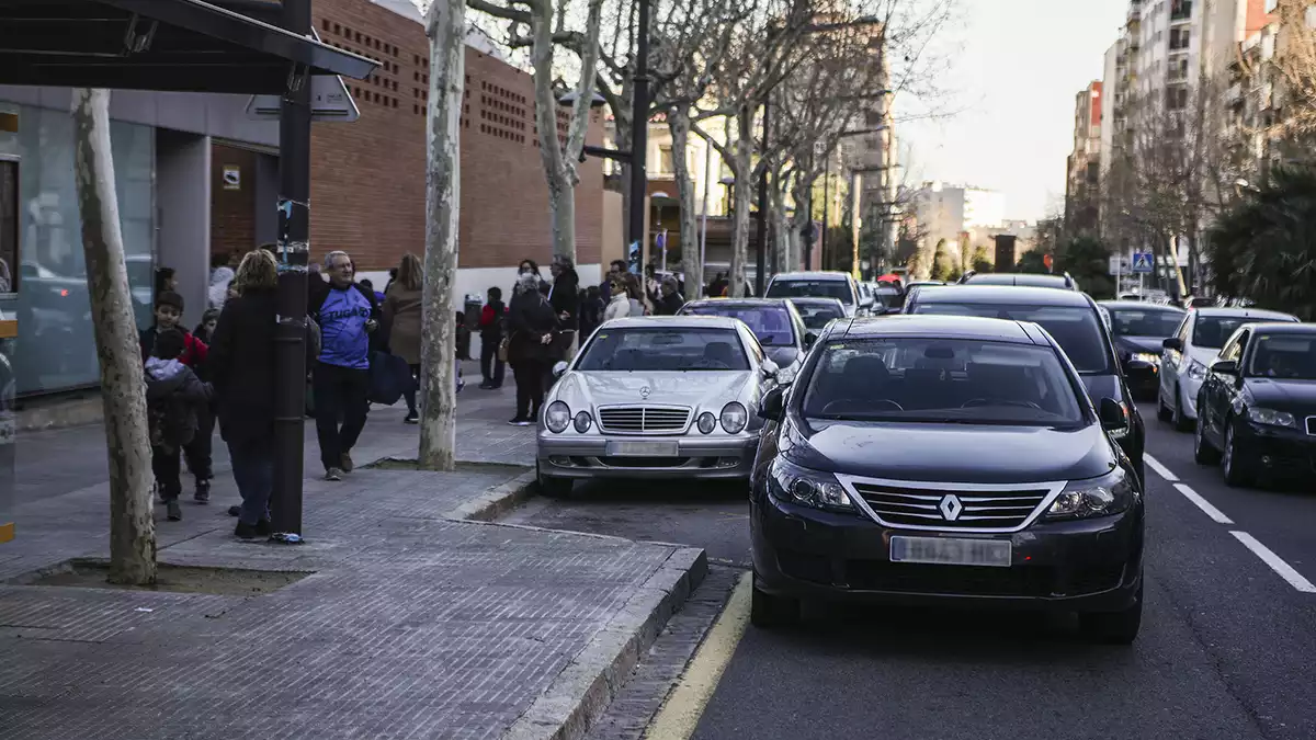 Avinguda de la Salle de Reus, plena de cotxes a l'entrada i sortida de classe