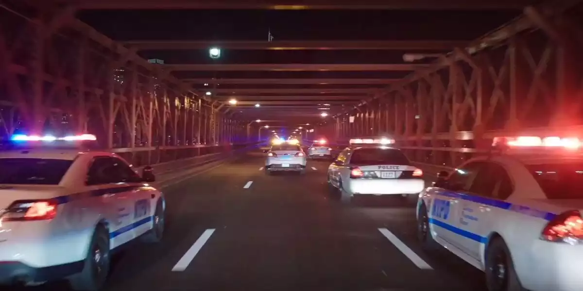 vehicles de policia circulant per un pont