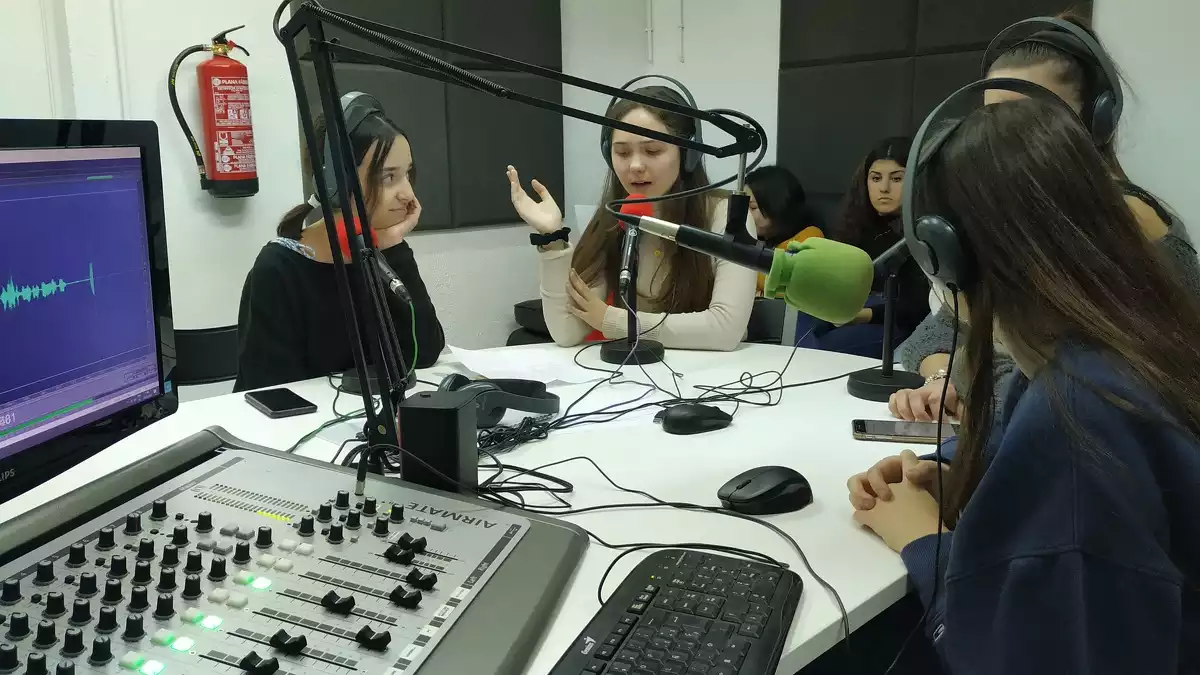 Alumnes de l'Escola Elisabeth de Salou a l'estudi de radio de Tarragona Digital