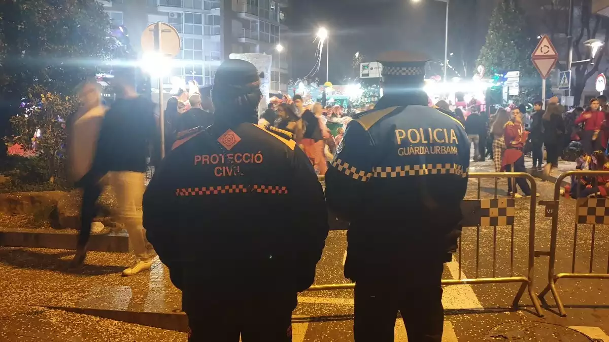 Imatge d'un dispositiu de Protecció Civil i Guàrdia Urbana durant el Carnaval de Reus