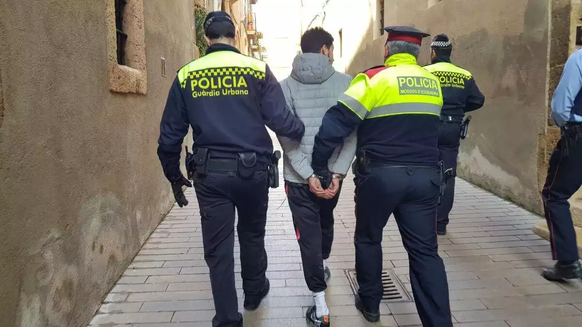 La Guàrdia Urbana de Tarragona i els Mossos d'Esquadra detenen una persona per tràfic de drogues a la Part Alta de Tarragona el 13 de febrer de 2020