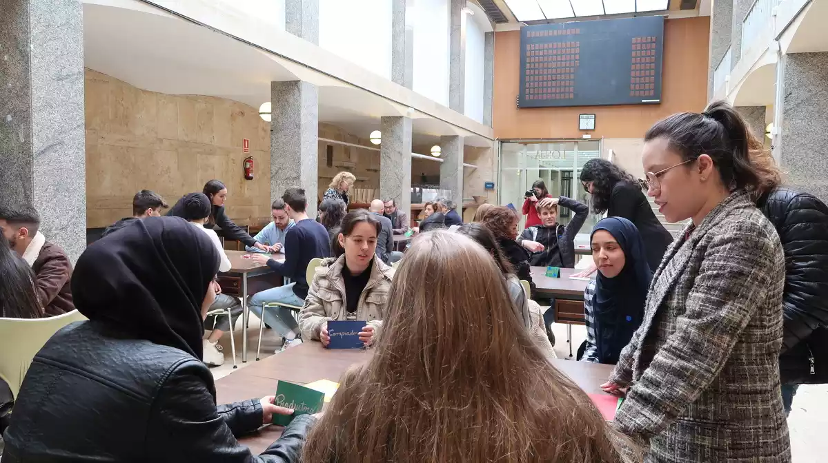 Imatge del taller de recreació de la Llotja de Reus fet per unes estudiants de l'IES Baix Camp