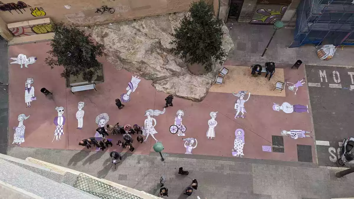 Imatge aèria del mural de la plaça de la Dona Treballadora de Tarragona