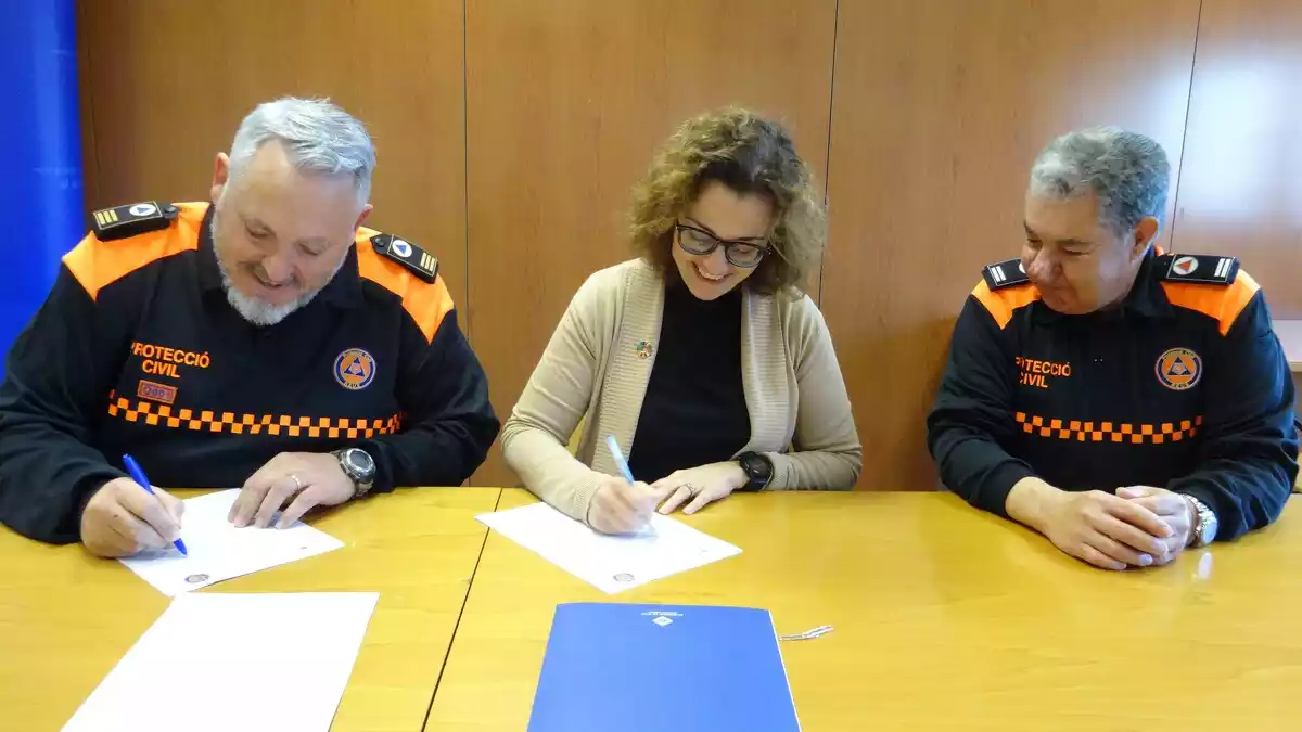 Imatge de la firma del conveni de col·laboració entre l'Ajuntament de Reus i els voluntaris de Protecció Civil