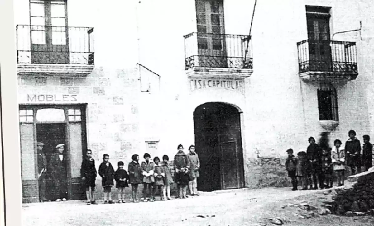 Imatge de l'Ajuntament de la Bisbal del Penedès durant els anys 20 del segle XX.