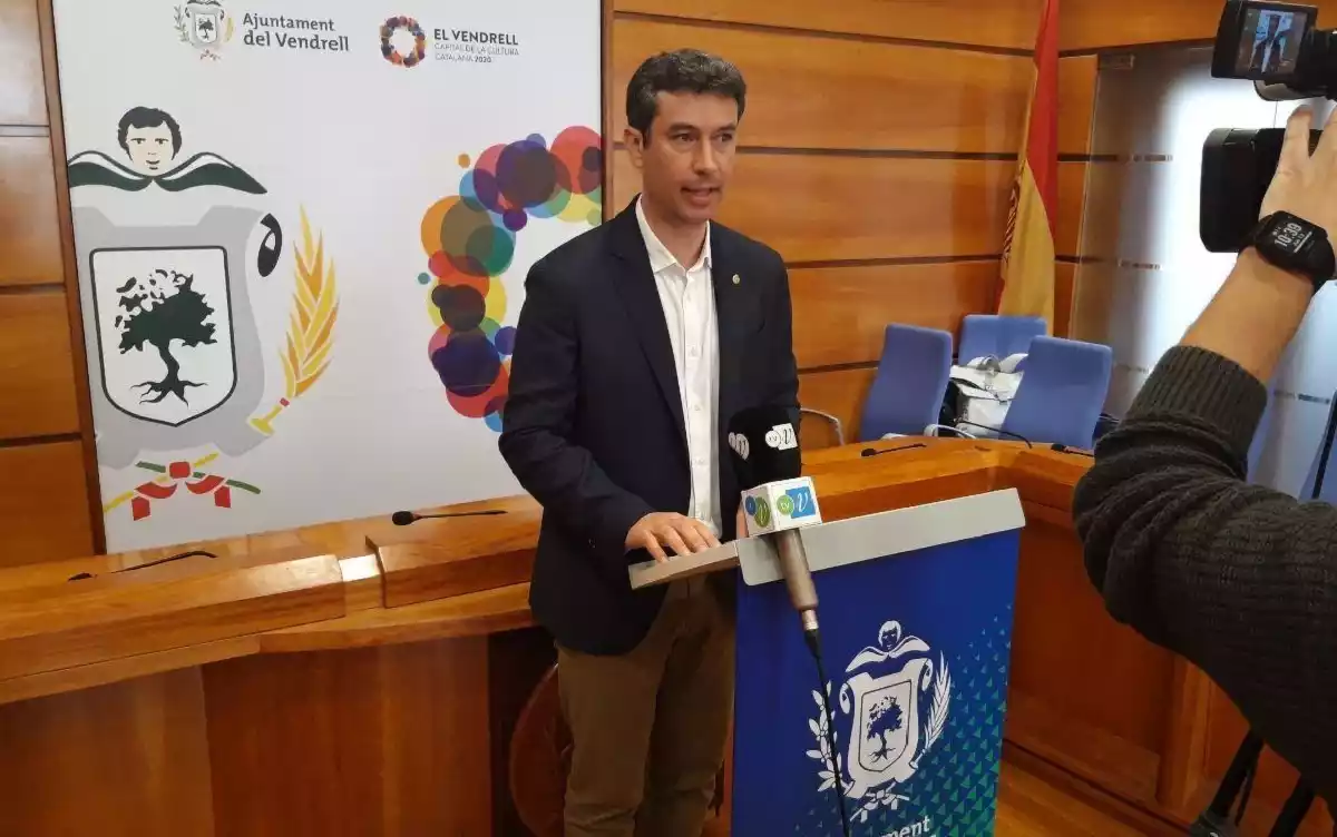 L'alcalde del Vendrell, Kenneth Martínez, explicant les mesures per contenir el coronavirus.