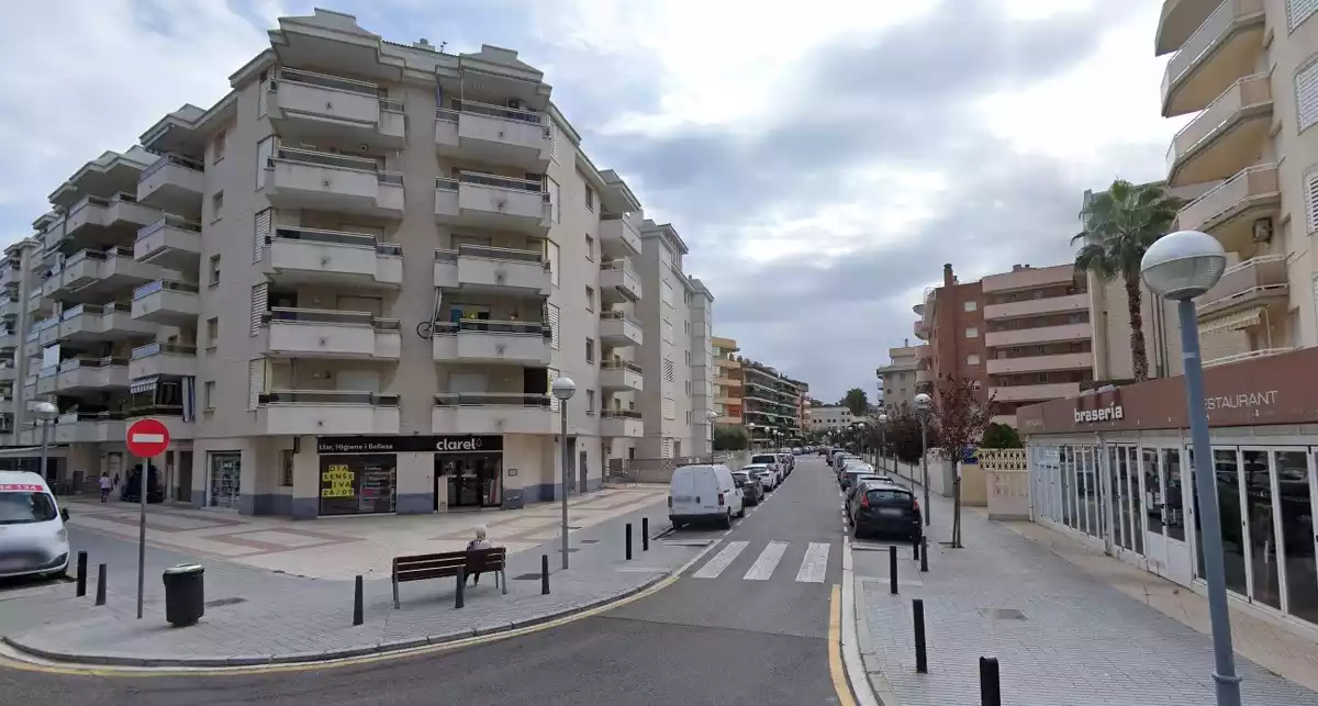 Imatge de la cantonada entre els carrers Isaac Albéniz i Montserrat Caballé, a la Pineda.