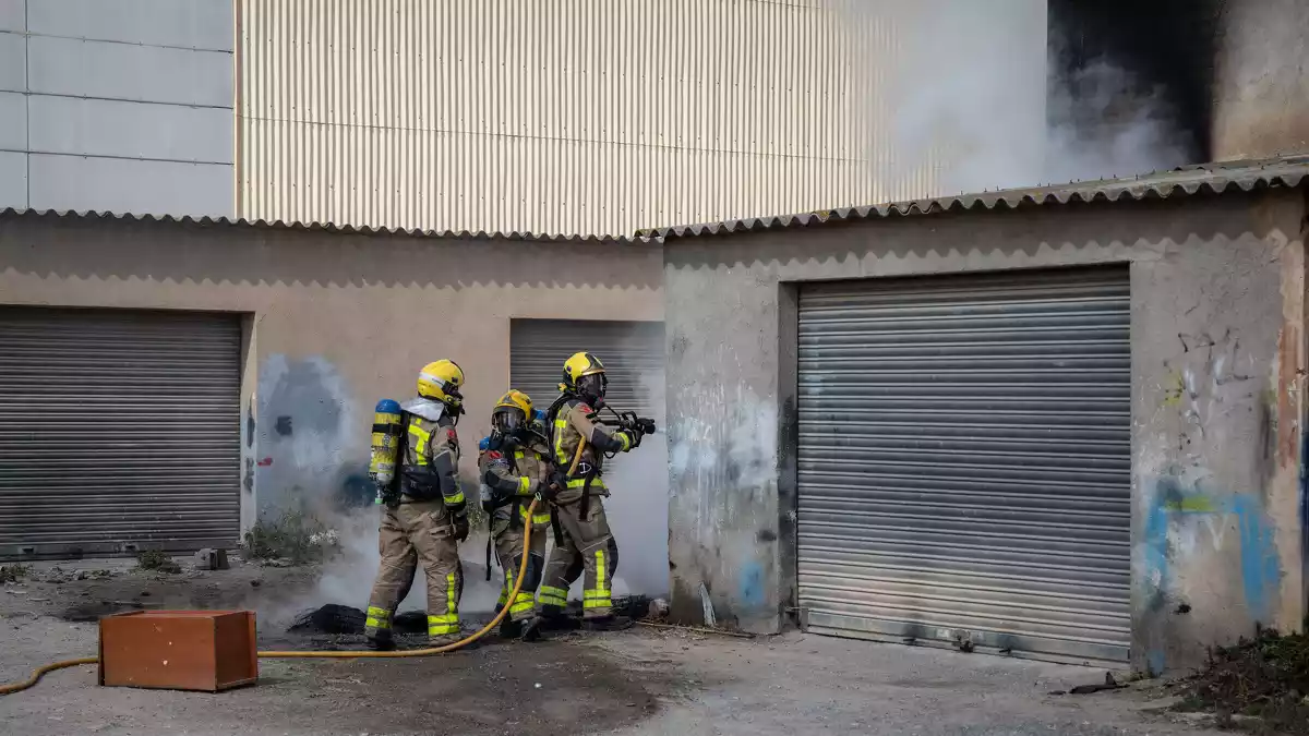 Imatge dels Bombers apagant l'incendi d'una pila de deixalles a Constantí