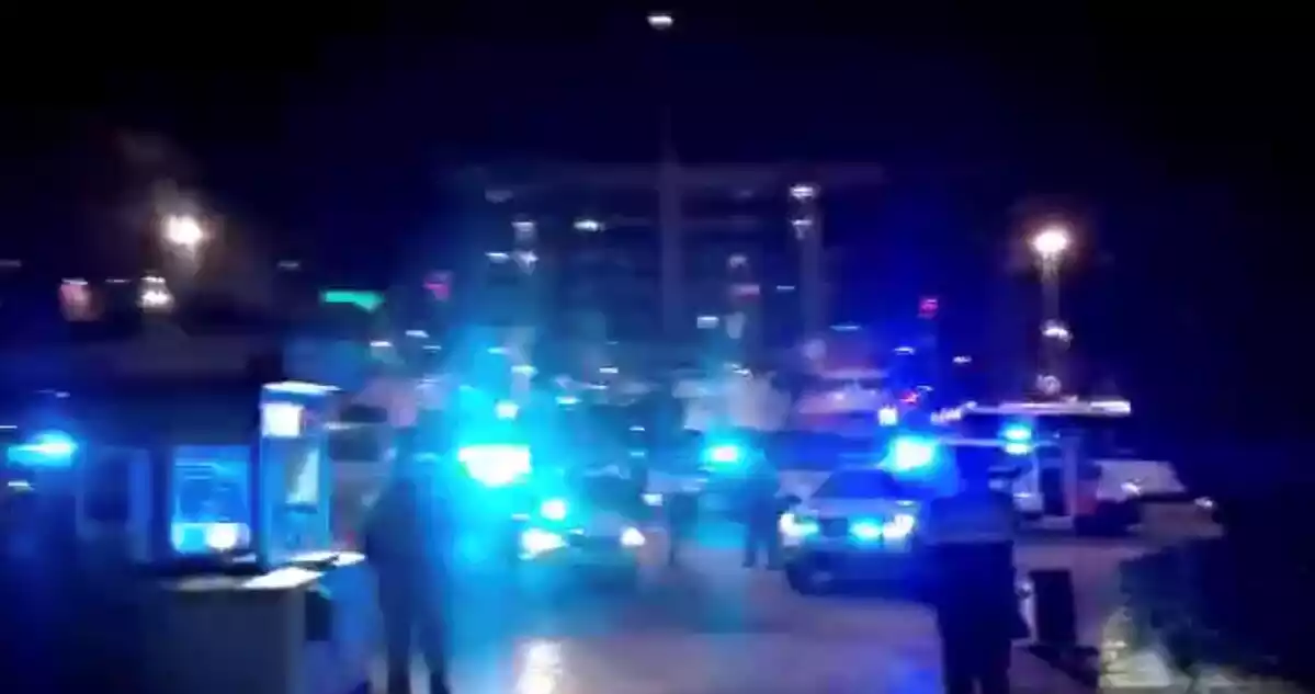 Imatge dels cossos de seguretat de Tarragona aplaudint els treballadors de l'hospital Joan XXIII