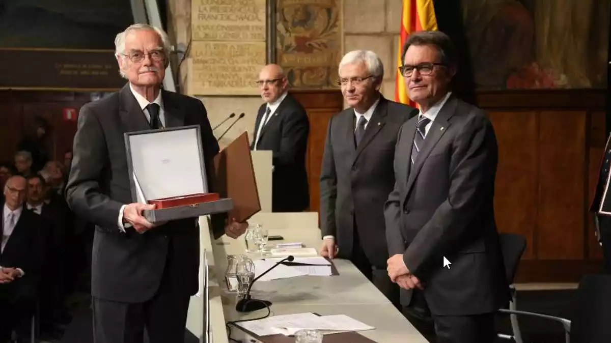 Francec Font de Rubinat recollint la Creu de Sant Jordi de mans d'Artur Mas, Ferran Mascarell i Jordi Baiget
