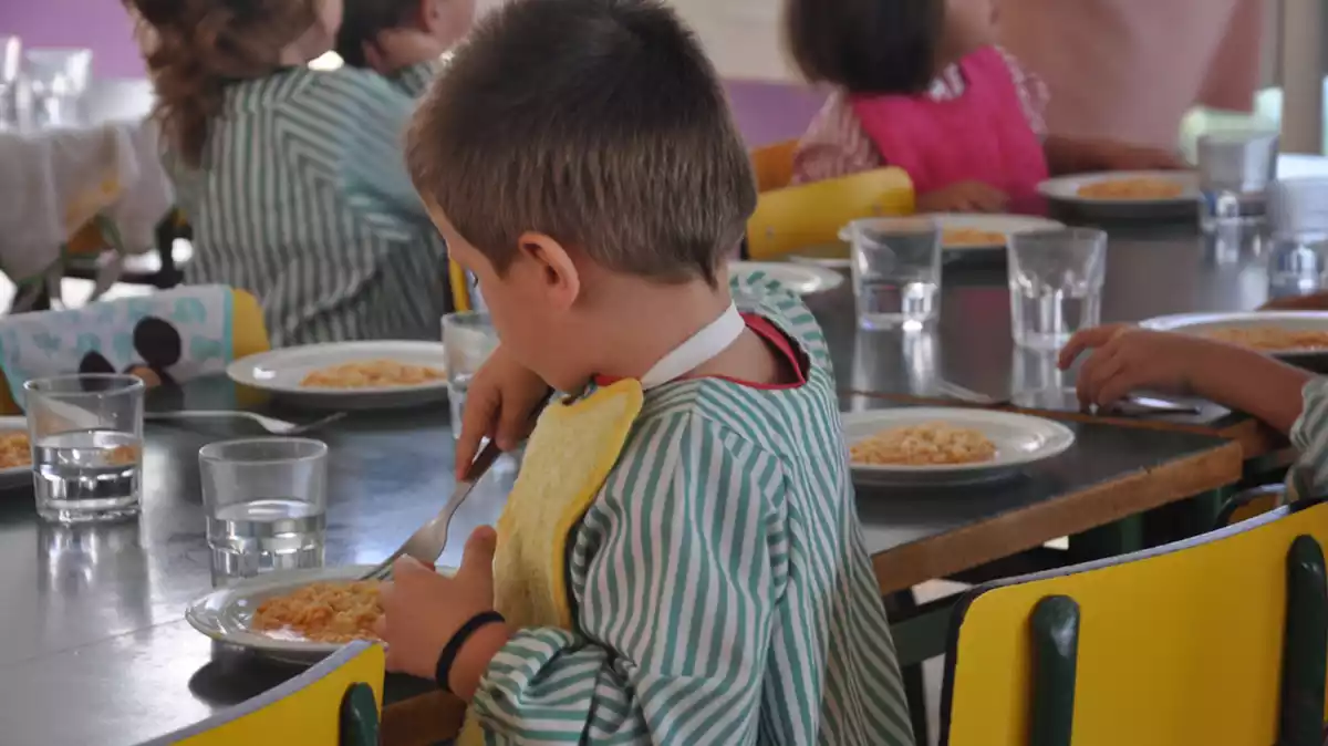 Imatge d'un nen en un menjador escolar