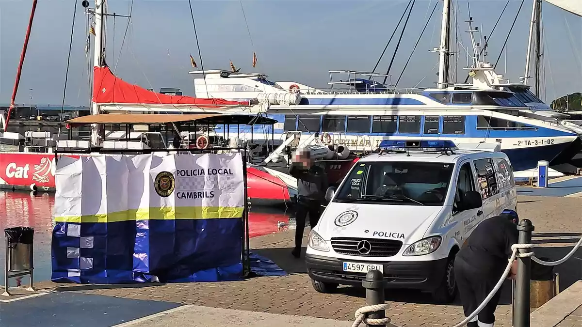 Imatge de la Guàrdia Civil al Port de Cambrils, on s'ha trobat el cadàver d'una dona