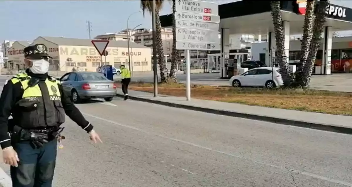 Agents de la policia de Calafell controlen els desplaçaments.