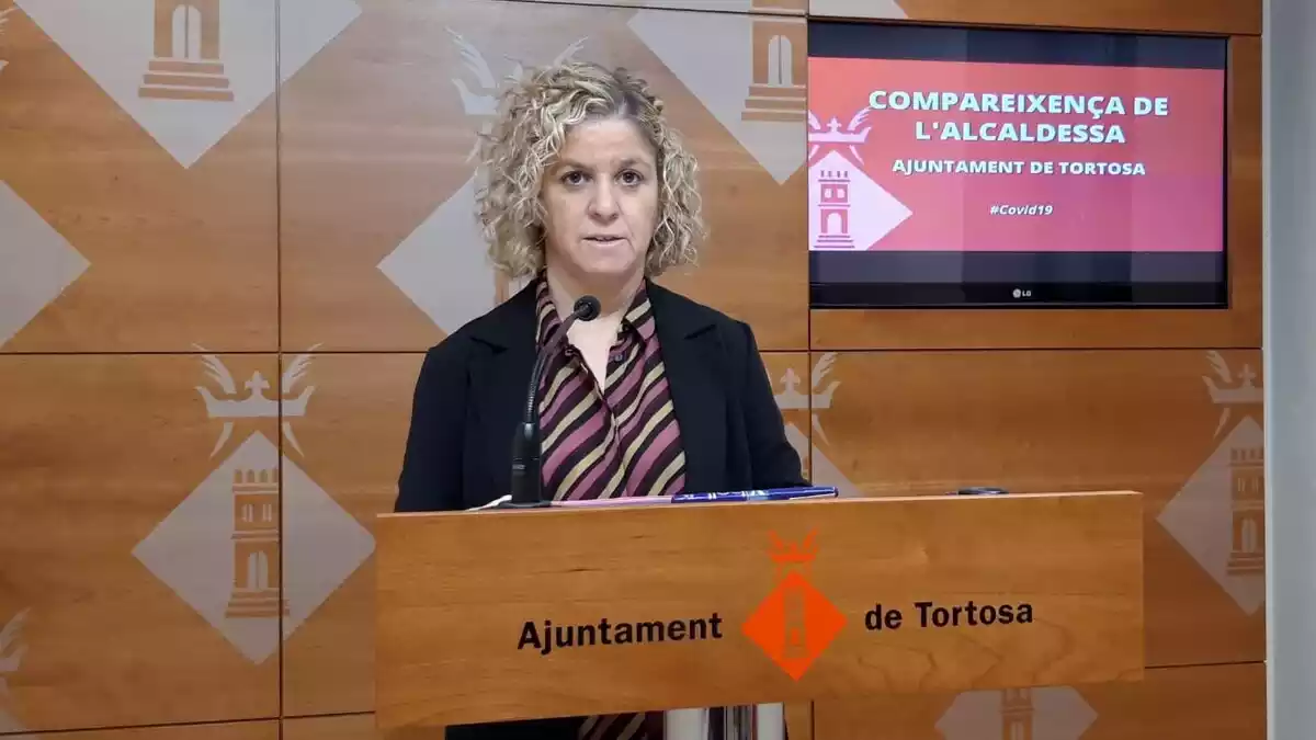 Imatge de l'alcaldessa de Tortosa, Meritxell Roigé, durant la roda de premsa sobre el coronavirus