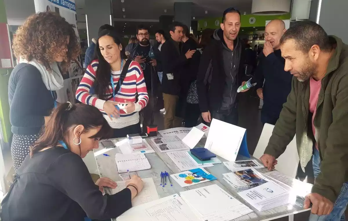 Assistents a la primera Fira d'Ocupació del Baix Penedès.