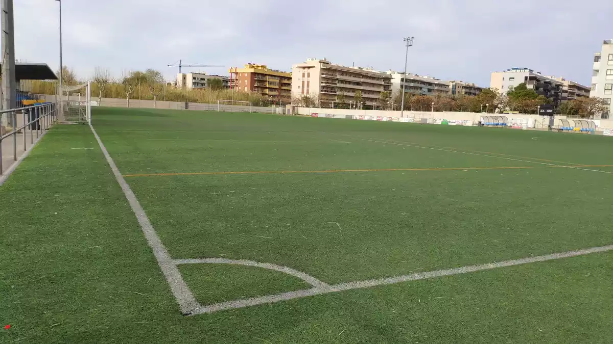 Imatge de la gespa artificial del camp de futbol municipal de Salou.