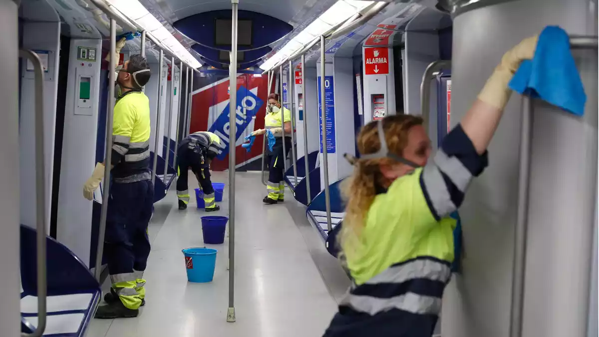 Treballadors desinfectant un vagó de metro