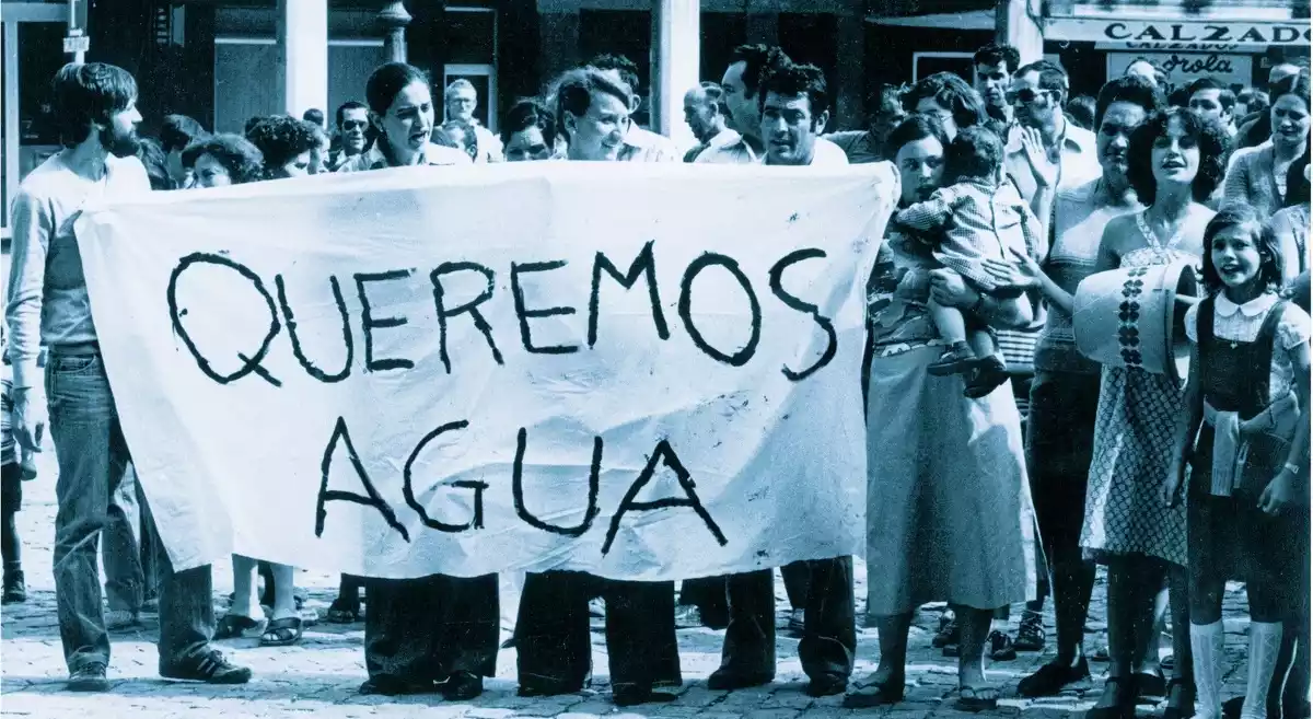 Imatge d'una manifestació dels anys 80 per la demanda de l'aigua a Reus