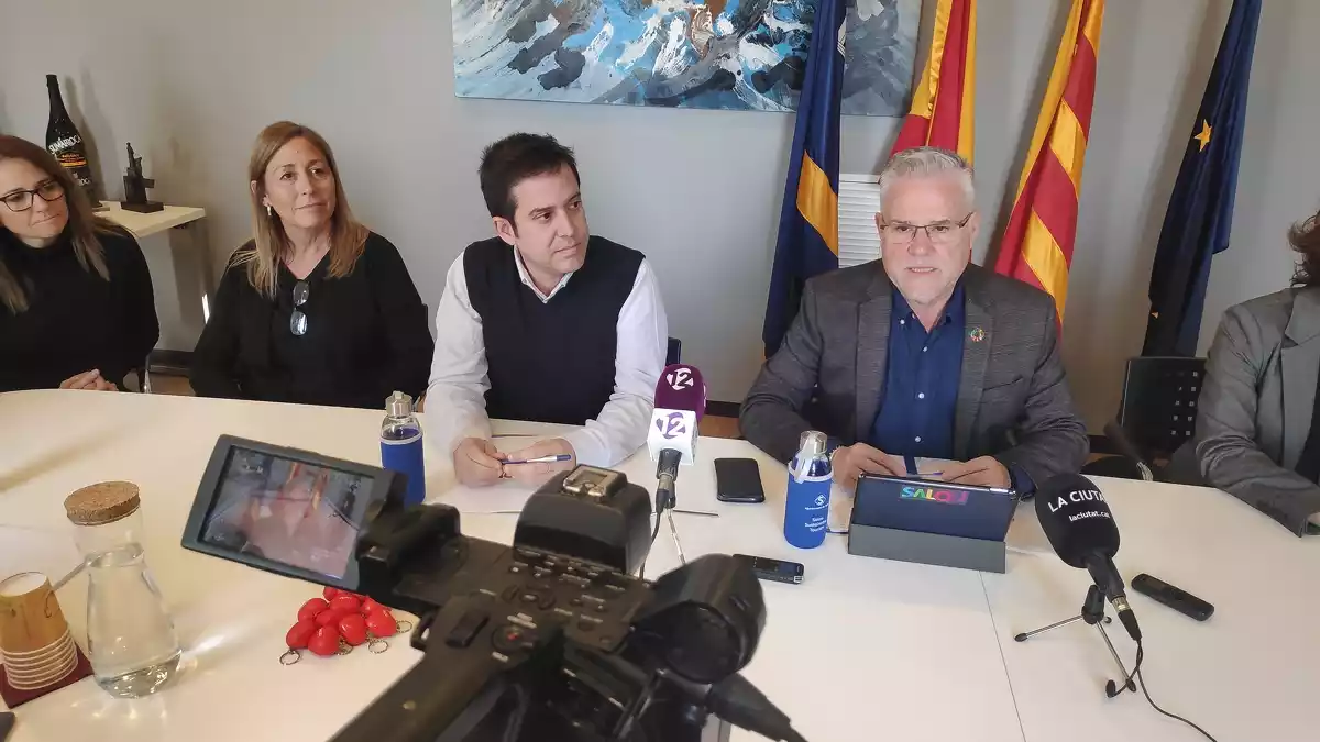 Marc Espasa, nou gerent del Patronat de Turisme de Salou, amb Pere Granados, alcalde de Salou, en la roda de premsa de presentació del gerent