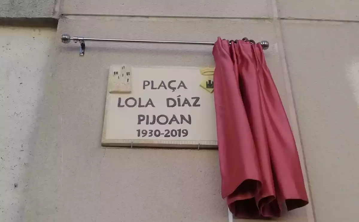 La placa que dona el nom a la nova plaça Lola Díaz de Santa Oliva.