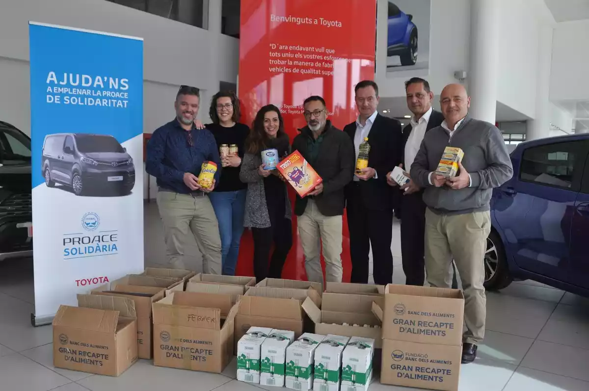treballadors de l'empresa Toyota Autoforum donant aliments al banc d'aliments