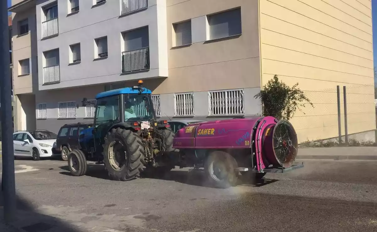 Un dels tractors, desinfectant els carrers de l'Arboç.
